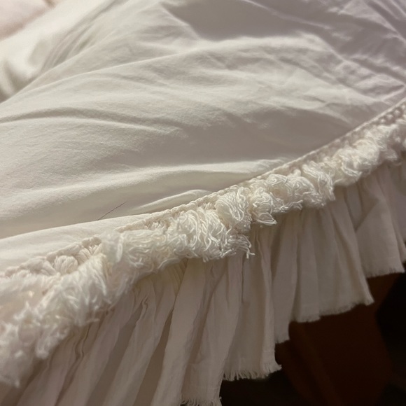 Anthropology, king ruffle duvet with 3 uti shams - Picture 3 of 13